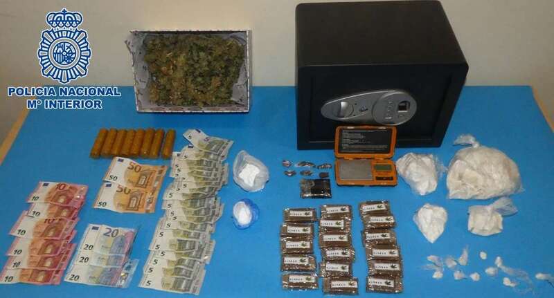 Drogas, dinero y material requisados a los detenidos (Foto TA)